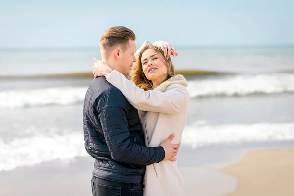 Pareja Joven Disfrutando Una Costa Disfrutando Entre Verano Primavera Vacaciones —  Fotos de Stock