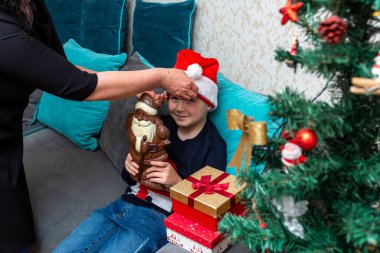 Kışın çocuk ve anne evde. Noel akşamı için hazırlanıyorlar. Noel konsepti..