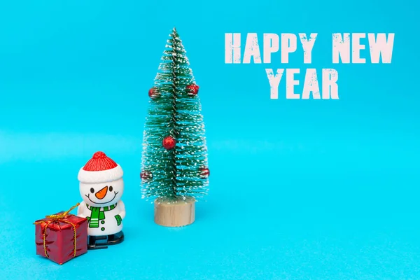 Happy New Year Inscriptie Speelgoed Sneeuwpop Een Blauwe Achtergrond Met — Stockfoto