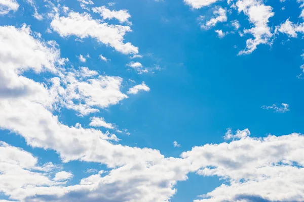 美しい青空 白い雲の背景 自立した形 自然の要素素晴らしい空 薄緑色の空を背景に白いふわふわの雲 — ストック写真