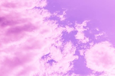Güzel pembe bulut mor gökyüzü ve menekşe filtresi..