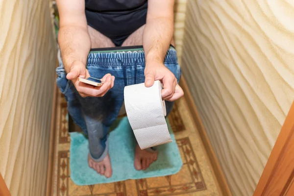 Man Som Använder Smartphone När Han Sitter Toaletten Och Sms — Stockfoto