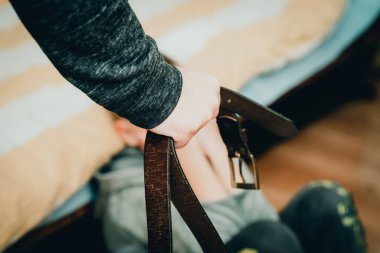 Deri kemeri tutan bir sonraki çocuk korkuyor. Aile içi şiddet kavramı. Odaklanma..