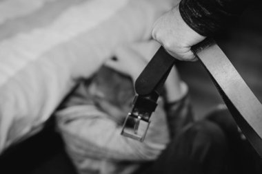 Deri kemeri tutan bir sonraki çocuk korkuyor. Aile içi şiddet kavramı. Odaklanma..