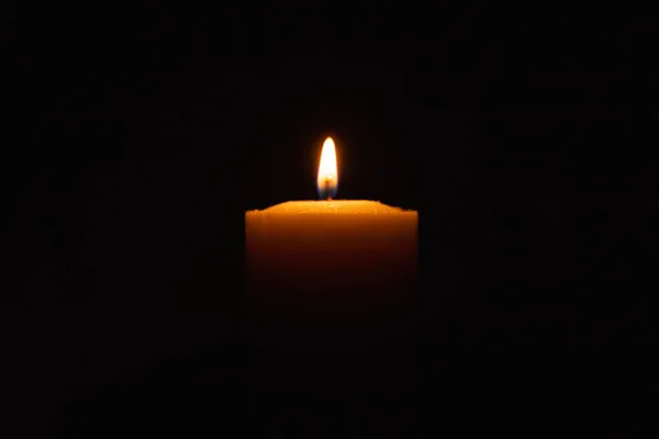 Eine Einzige Kerze Brennt Hell Schwarzen Hintergrund Geistliche Kerze Gelbe — Stockfoto