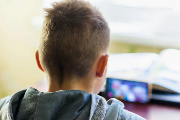 Kształcenie Online Odległość Uczeń 10S Chłopiec Uczy Się Domu Robi — Zdjęcie stockowe