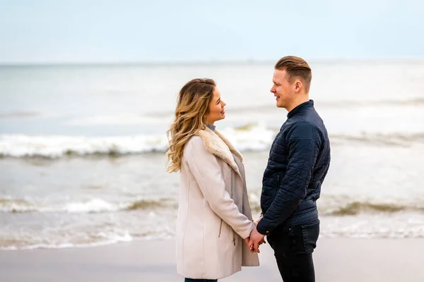 Casal Jovem Desfrutando Uma Costa Curtindo Uns Aos Outros Verão — Fotografia de Stock