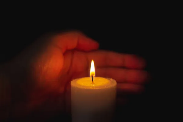 夜间一只手扶着蜡烛生火 有选择的焦点 黑暗的黑色背景 — 图库照片