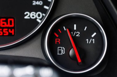 Yakıt göstergesi, boş seviyede kırmızı göstergeli. Yakıt göstergesi. Yakıt göstergesi, benzin göstergesi, arabada benzin var. Clip. Benzin sensörü.