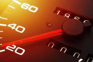 Arabadaki hız göstergesi. Araba konsolu. Gösterge paneli, lambalar, araba enstrüman paneli. Speedometer 'lı gösterge paneli. Araba tamiri. Modern iç mekan. Yakın çekim. Boşluğu kopyala.