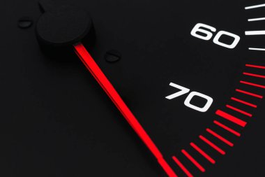 Takometresi ve kilometre sayacı olan gösterge paneli. Araba tamiri. Araba konsolu. Gösterge paneli lambaları ile ilgili detaylar. Araç enstrüman paneli. Modern iç mekan..