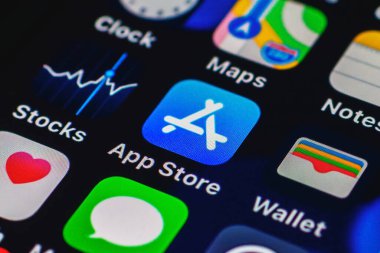 Apple mağaza uygulama simgesi Apple iPhone akıllı telefon ekranına yakın. Uygulama deposunun mobil uygulama simgesi. Kapanış. Telsiai, Litvanya 08-11-2021.