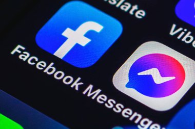 Apple iPhone 5SE 'de Facebook Uygulaması Bildirimi. Facebook dünyadaki en popüler sosyal medya hizmetleri uygulamalarından biridir. Yakın plan. Telsiai, Litvanya 11-08-2021.