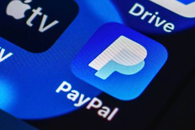 Apple iPhone PayPal uygulama simgesi ile ekranını gösteriyor. Yakın plan. Litvanya.11-08-2021.