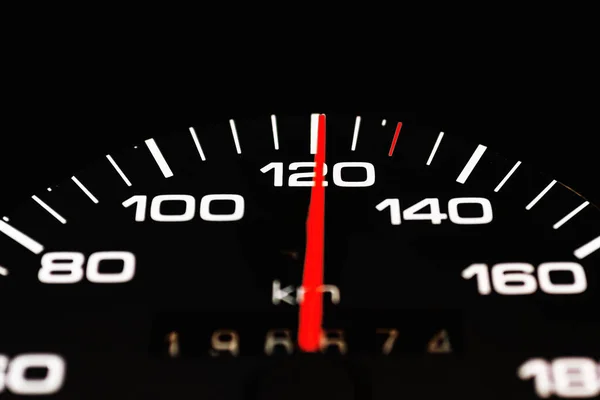 汽车速度计 针头指向黑地高速 速度计 红色箭头指示超速行驶 概念上表示超速行驶或粗心驾驶的概念 — 图库照片