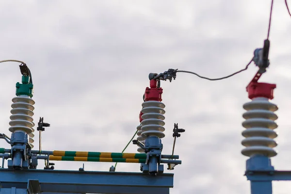 Elektrische Hoogspanningsschakelaar Een Stroomsubstation Sluiting Van Hoogspanningsisolatoren Bij Nieuw Substation — Stockfoto