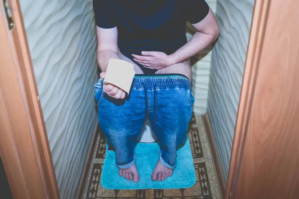 Man Med Diarré Sittande Toaletten Med Pappersrulle Händer Selektivt Fokus — Stockfoto