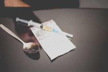 Şırıngalar, uyuşturucular, pişirilmiş eroin. Narkotik uyuşturucu şırıngası, kokain ya da eroin yakın plan..