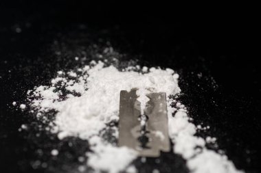 Razor Blade uyuşturucu tozunda yansıma siyah arka planda. Boşluğu kopyala.
