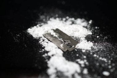 Razor Blade uyuşturucu tozunda yansıma siyah arka planda. Boşluğu kopyala.