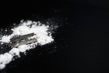 Razor Blade uyuşturucu tozunda yansıma siyah arka planda. Boşluğu kopyala.