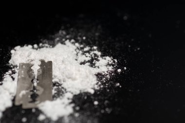 Razor Blade uyuşturucu tozunda yansıma siyah arka planda. Boşluğu kopyala.