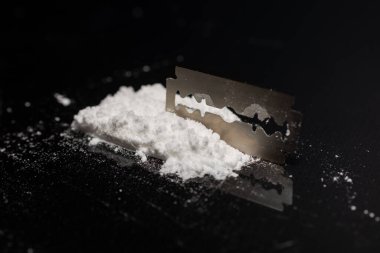 Razor Blade uyuşturucu tozunda yansıma siyah arka planda. Boşluğu kopyala.