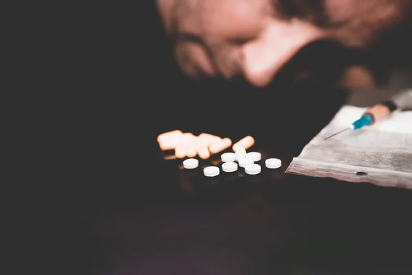 Ein Drogenabhängiger Neben Der Spritze Auf Dem Kokainpuderbeutel Und Tabletten — Stockfoto