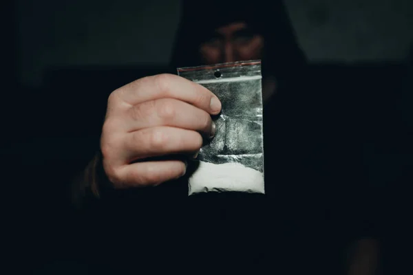 Uyuşturucu Dolu Plastik Poşet Taşıyan Bir Suçlu Elinde Şeffaf Plastik — Stok fotoğraf