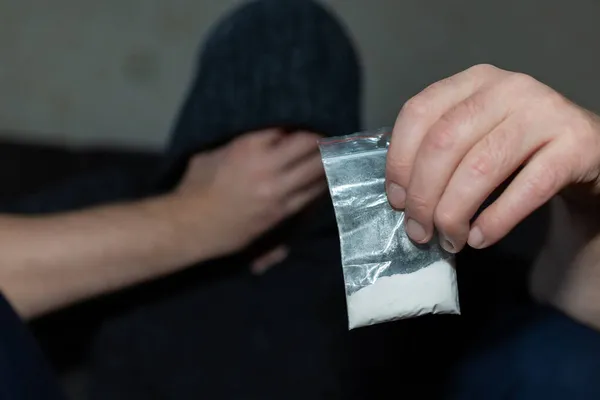 마약을 비닐봉지를 범죄자 플라스틱 마약으로 약물을 범죄자 클로즈업 선택적 — 스톡 사진