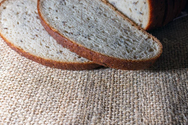 Een Vers Gesneden Brood Het Beige Linnen Doek Met Bloem — Stockfoto