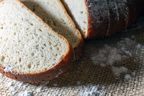 Een Vers Gesneden Brood Het Beige Linnen Doek Met Bloem — Stockfoto