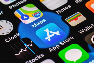 Apple mağaza uygulama simgesi Apple iPhone akıllı telefon ekranına yakın. Uygulama deposunun mobil uygulama simgesi. Kapanış. Telsiai, Litvanya 08-11-2021.