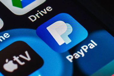 Apple iPhone PayPal uygulama simgesi ile ekranını gösteriyor. Yakın plan. Litvanya.11-08-2021.