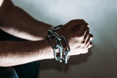 Zincirli zincire vurulmuş beyaz adam, hapis konsepti, suçlulara verilen ceza, insan ticareti, erkek ve kadınlara karşı şiddet..