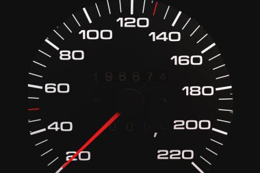 Arabadaki hız göstergesi. Araba konsolu. Gösterge paneli, lambalar, araba enstrüman paneli. SpeedometerCar 'ın detaylı olduğu bir panel. Modern iç mekan. Yakın çekim. Boşluğu kopyala.