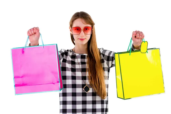 Kırmızı Güneş Gözlüklü Mutlu Genç Kız Renkli Alışveriş Çantaları Tutuyor — Stok fotoğraf