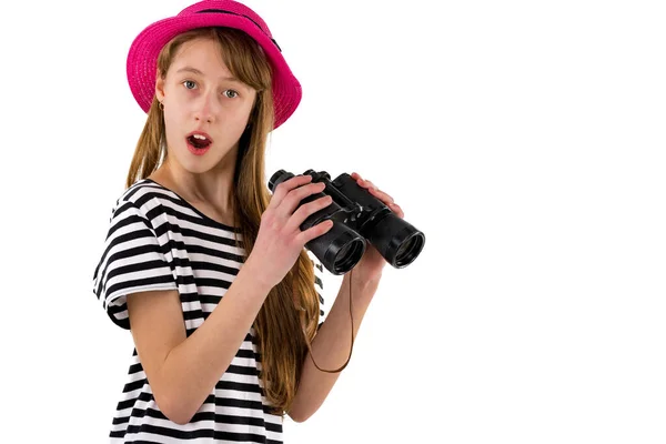 Удивлённая Девушка Подросток Полосатом Жилете Моряка Красной Шляпе Держит Бинокль — стоковое фото