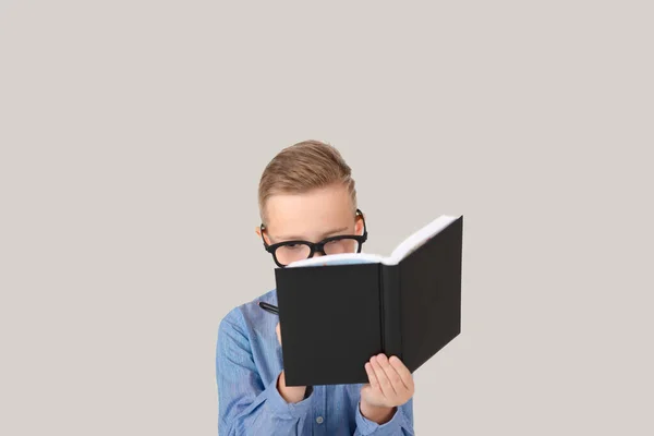 Der Schlaue Junge Notiert Seine Pläne Einem Notizbuch Graue Isolierte — Stockfoto