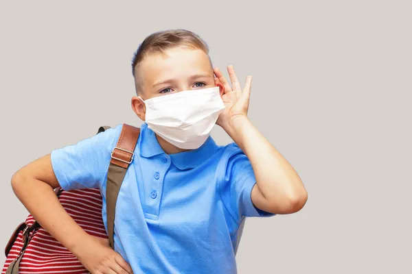 Vad Söt Ung Skolpojke Bär Blå Shirt Ansikte Mask Ryggsäck — Stockfoto