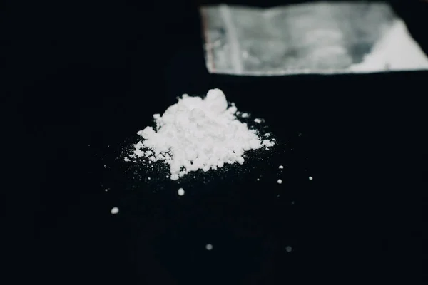 Cocaïne Poeder Plastic Zak Cocaïne Poeder Stapel Zwarte Achtergrond Kopieer — Stockfoto
