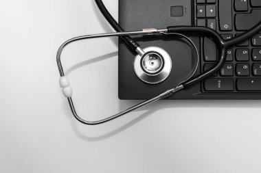 Metin için kopyalama alanı olan stetoskop ve bilgisayar. Beyaz arkaplan. Yakın plan..