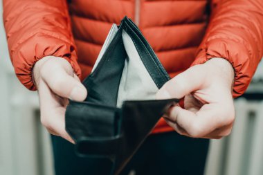 İflas. İş adamı elinde boş bir cüzdan tutuyor. Ses tonunu kapat..