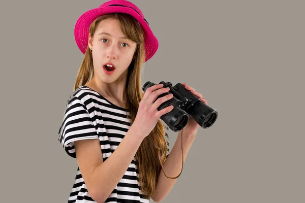 Verrast Tienermeisje Draagt Zeeman Gestreepte Vest Rode Hoed Houdt Verrekijker — Stockfoto