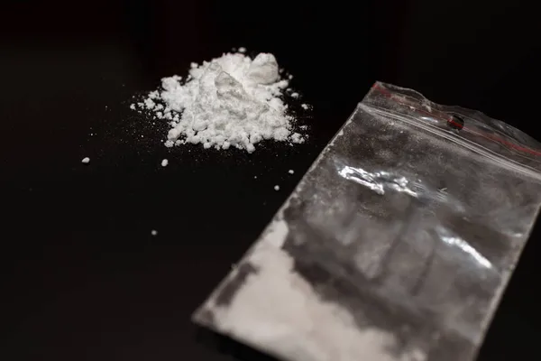 Plastik Torbada Kokain Tozu Siyah Arka Planda Kokain Tozu Boşluğu — Stok fotoğraf