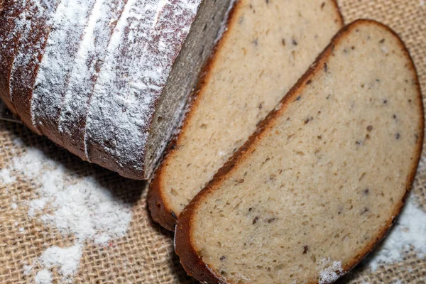 Ein Frisches Scheibenbrot Auf Der Beigen Leinwandleinwand Mit Mehl Nahaufnahme — Stockfoto