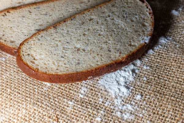 Een Brood Gesneden Uit Tarwebrood Twee Plakjes Gesneden Een Linnen — Stockfoto