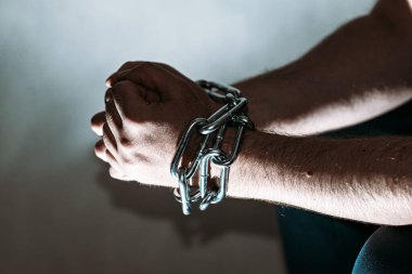 Zincirli zincire vurulmuş beyaz adam, hapis konsepti, suçlulara verilen ceza, insan ticareti, erkek ve kadınlara karşı şiddet..