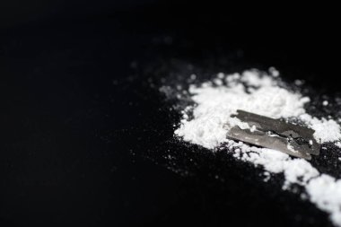 Razor Blade uyuşturucu tozunda yansıma siyah arka planda. Boşluğu kopyala.
