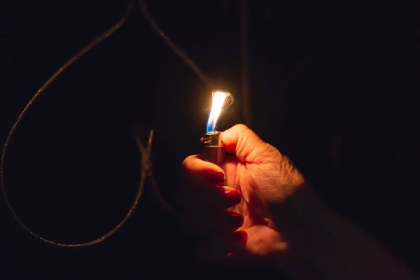 Mano Donna Che Tiene Accendino Fiamme Sullo Sfondo Nero Scuro — Foto Stock